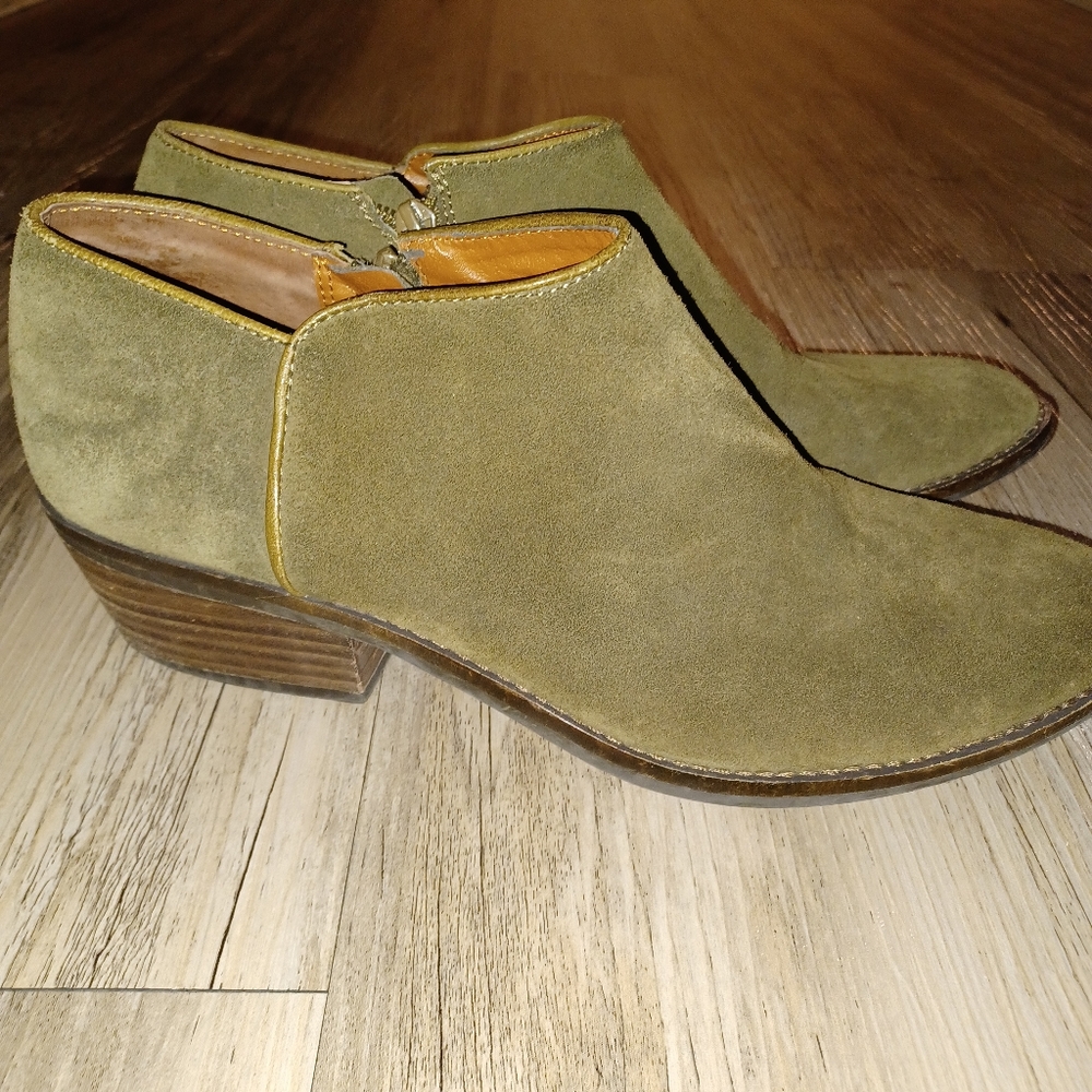 Lucky Brand Women Olive Green Suede ankle boots Size 9